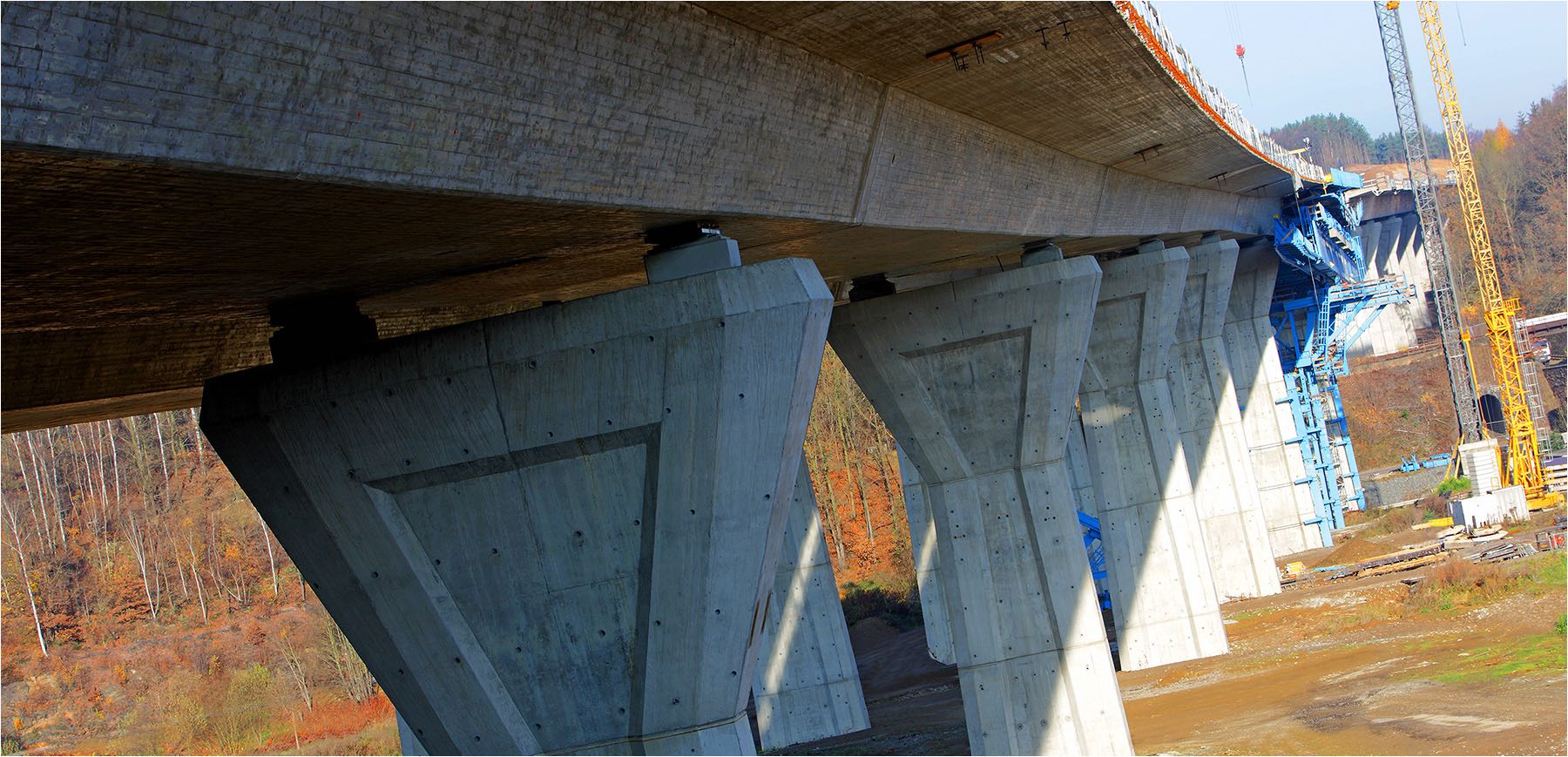  Architekturfotografie. Autobahnviadukt über die Mulde bei Penig für Heidelberger Zement. Fotografiert durch Jörg Riethausen.  