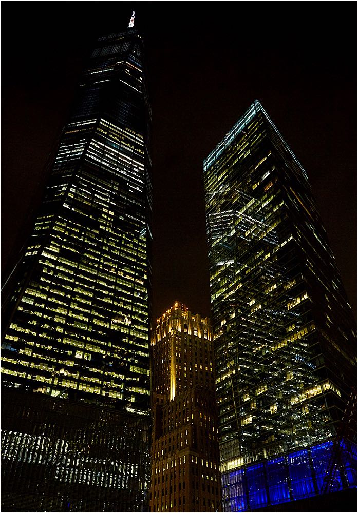  Architekturaufnahme. Das One World Center im Herzen von New York City, eingebettet in andere Wolkenkratzer. Available Light Fotografie. Copyright by Fotostudio Jörg Riethausen 