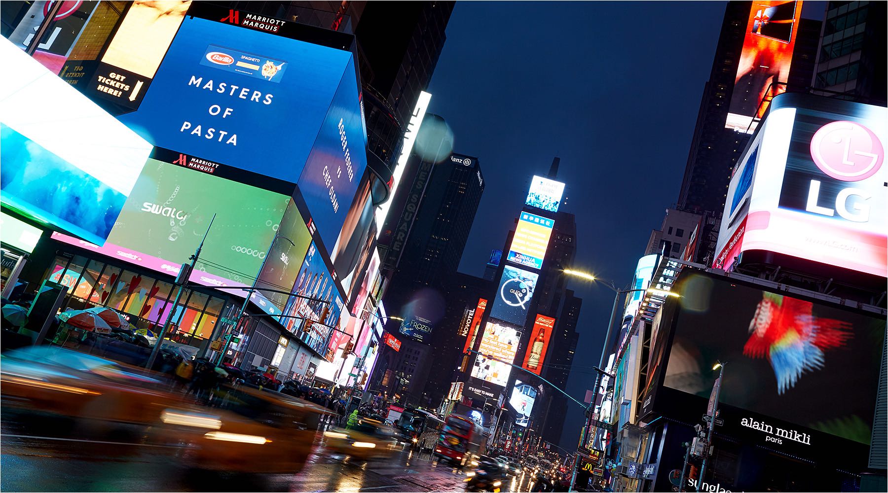  Reportagefotografie. Leben in New York. Zur Rush Our am Times Square in NYC. On Location Fotografie mit vorhandenem Licht. Copyright by Fotostudio Jörg Riethausen 