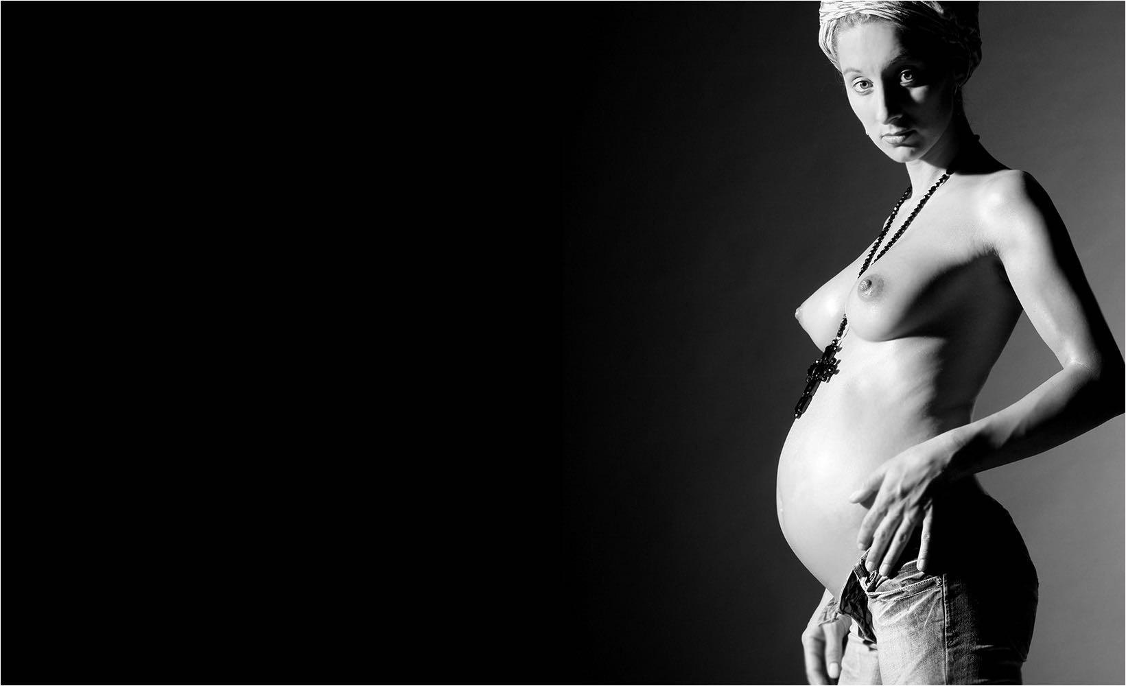  Schwangeren & Babyfotografie. Erotisches Portrait einer schwangeren Frau als Halbaktaufnahme. Aufgenommen mit Studioblitzanlage und digitaler Kleinbildtechnik mit 21 Mio Pixel Auflösung. Copyright by Fotostudio Jörg Riethausen 