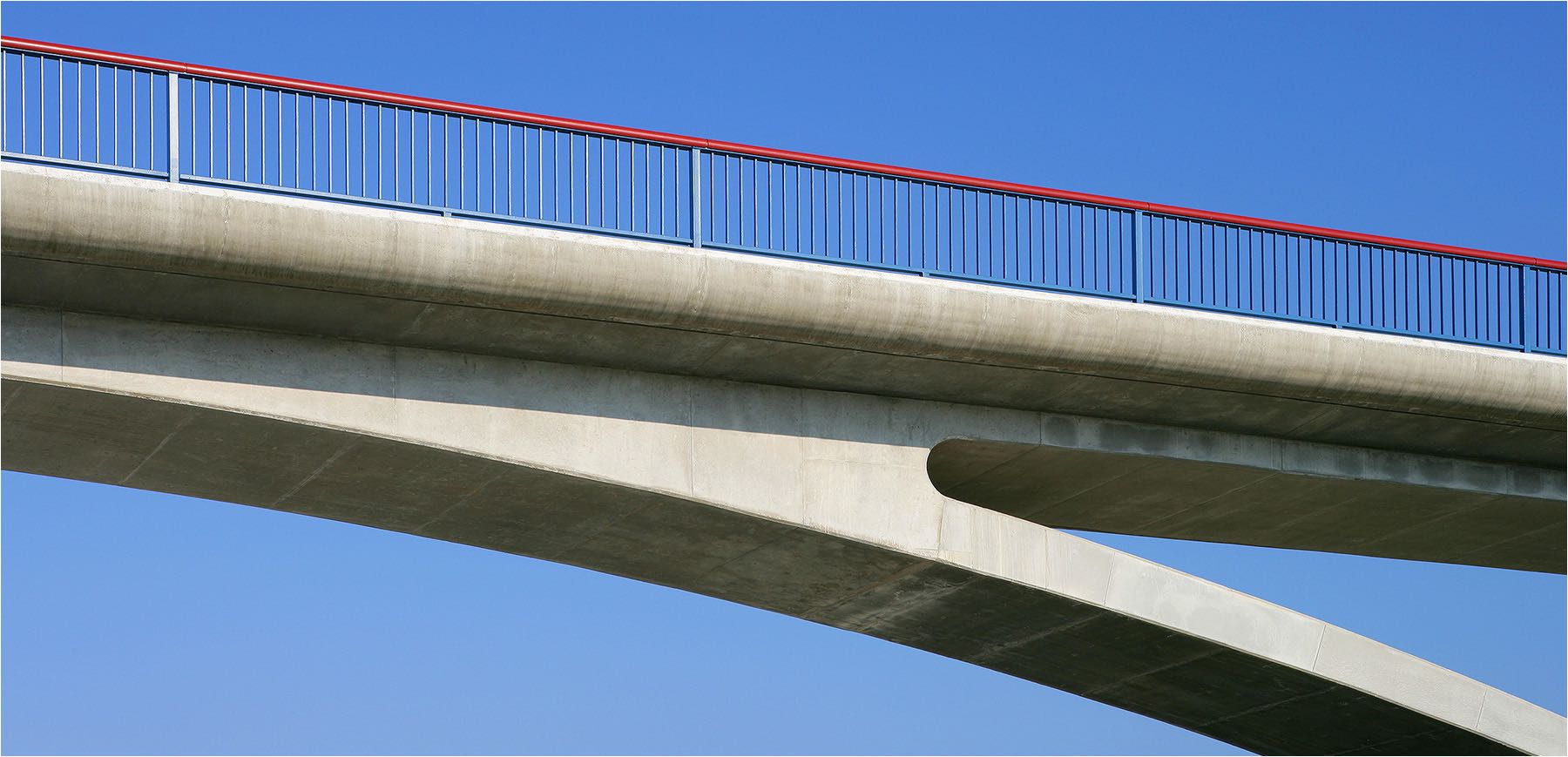  Architekturfotografie. Detailstudie einer Fußgängerbrücke an der Autobahn A72 bei Chemnitz zur Begutachtung von Schäden am Bauwerk. Copyright by Fotostudio Jörg Riethausen 