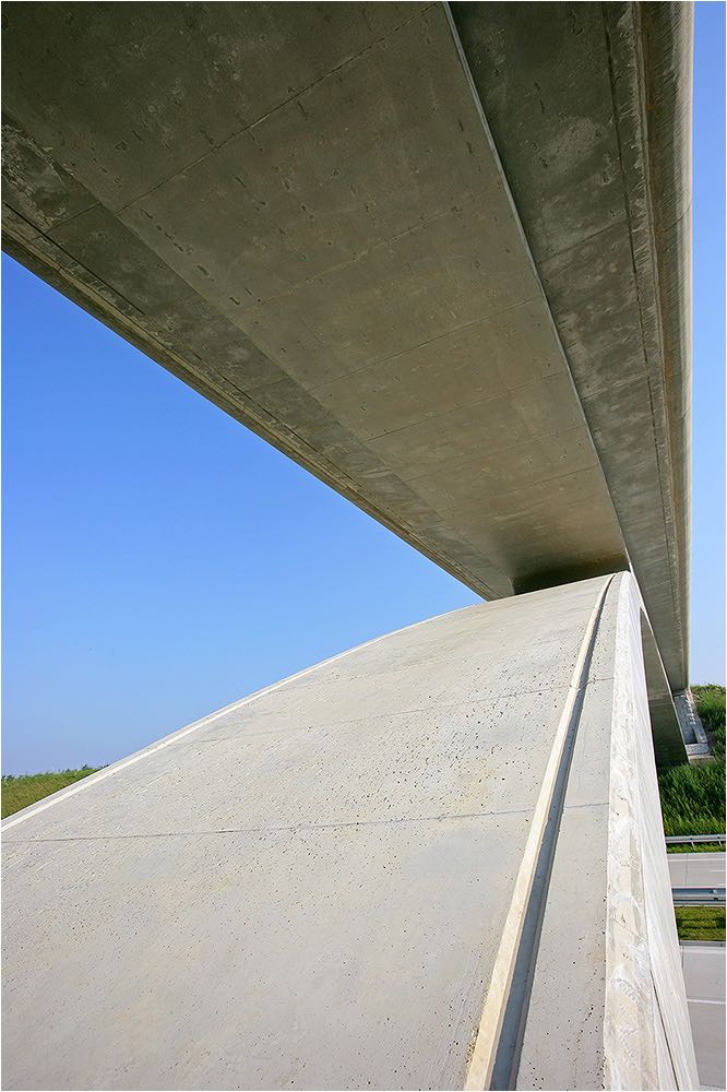  Architekturfotografie. Detailaufnahme einer Fußgängerbrücke für Imagekatalog der Heidelberg Cement Group. Copyright by Fotostudio Jörg Riethausen 