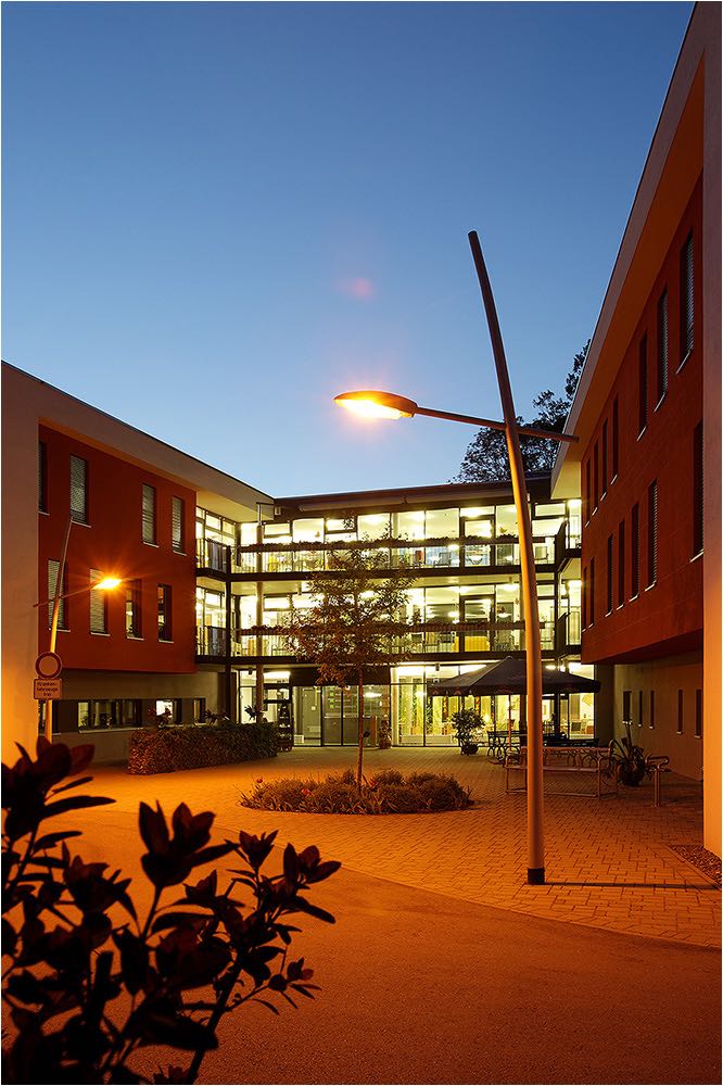  Architekturfotografie. Arbeitersamariterbund Chemnitz. Aufnahme in der „Blauen Stunde“ für Imagekatalog mit Kleinbild Digital. Copyright by Fotostudio Jörg Riethausen 