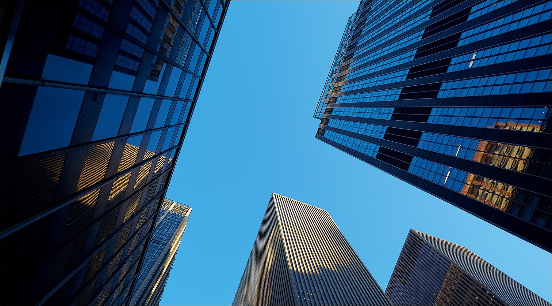  Architekturfotografie. Blick durch die Wolkenkratzer in den Himmel von NYC. Available Light Fotografie digital 22 MP. Copyright by Fotostudio Jörg Riethausen 