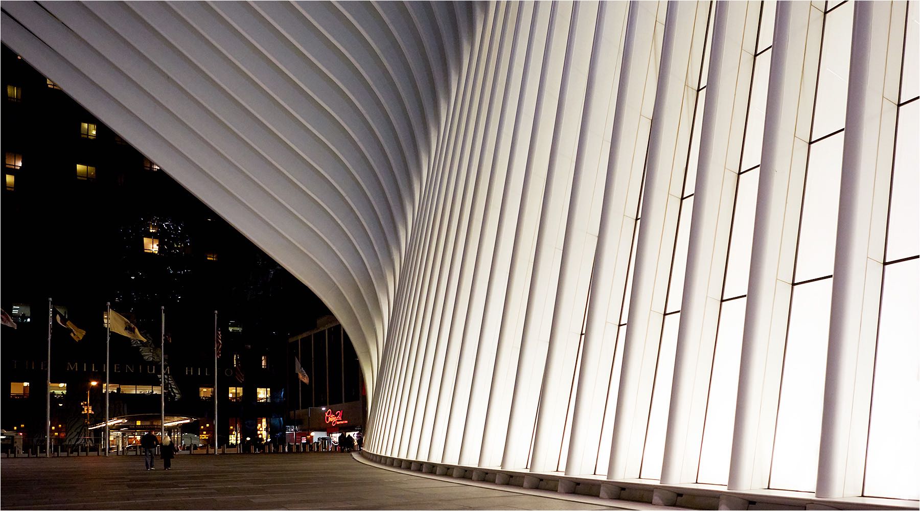  Architekturaufnahme. Beeindruckende Architektur zur Erinnerung an die Opfer des Anschlages vom 11. September in New York City. Digital Kleinbildaufnahme mit Available Light. Copyright by Fotostudio Jörg Riethausen 