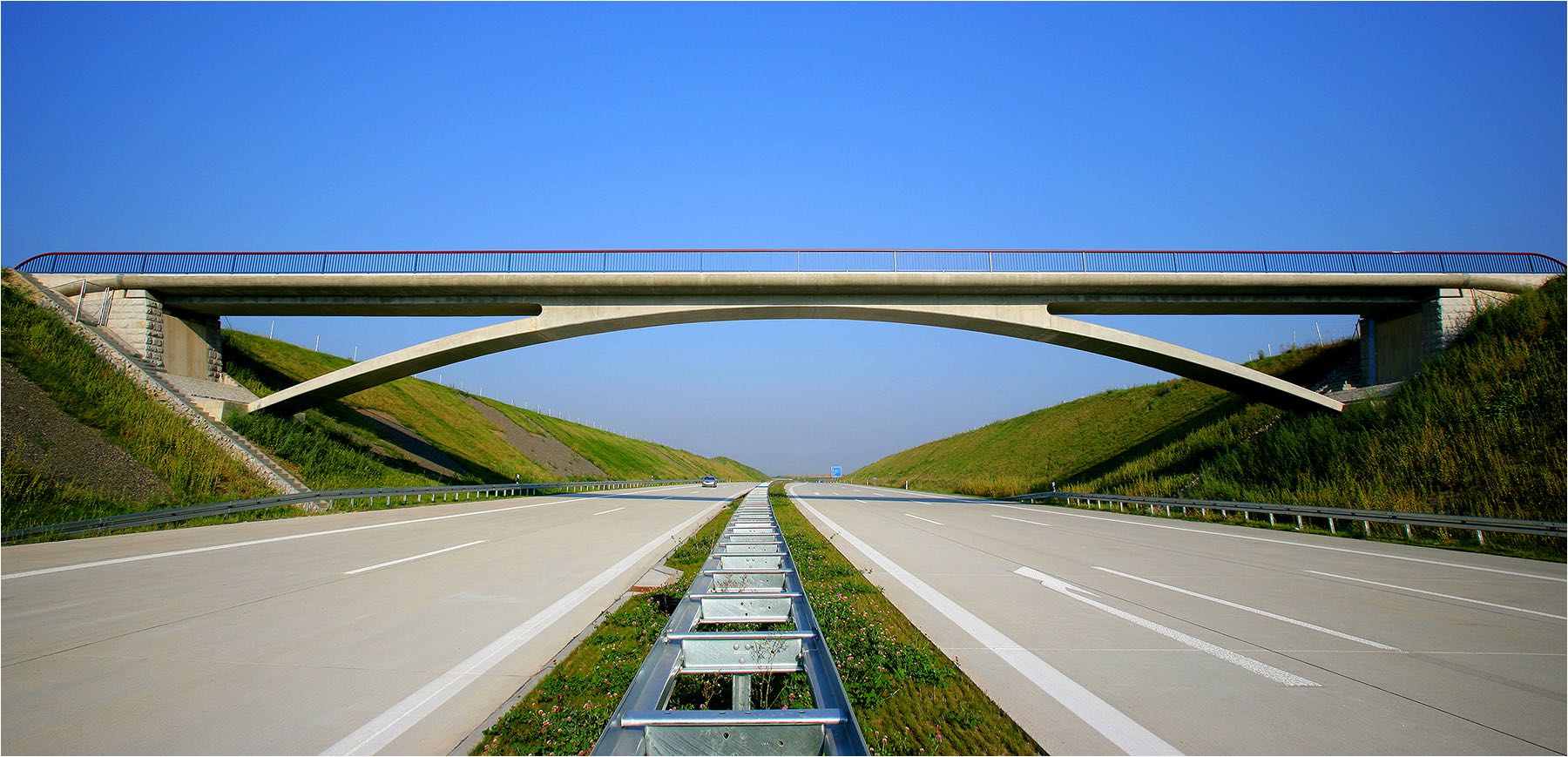  Architekturfotografie. Neu errichtete Autobahnbrücke an der A72 bei Penig, fotografiert mit Kleinbild Digital 21 Mio Pixel Auflösung. Copyright by Fotostudio Jörg Riethausen 