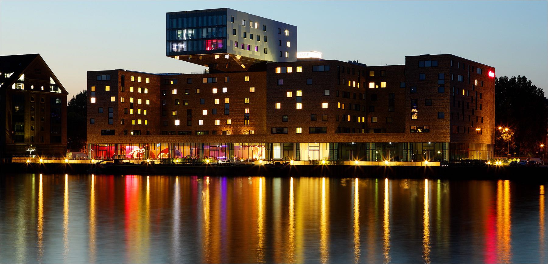  Architekturfotografie. Nachtaufnhame des Hotels Nhow in Berlin mit Digital Mittelformat und vorhandenem Licht. Copyright by Fotostudio Jörg Riethausen 