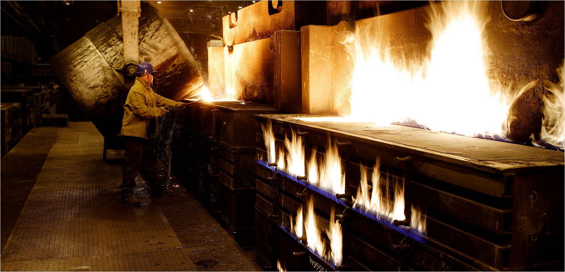  Industriefotografie. Begleitung der Arbeitsprozesse bei Flenderguss in Chemnitz. Fotografiert bei vorhandenem Licht mit Blitzunterstützung um den Flammeneffekt sichtbar zu machen. Copyright by Fotostudio Jörg Riethausen  