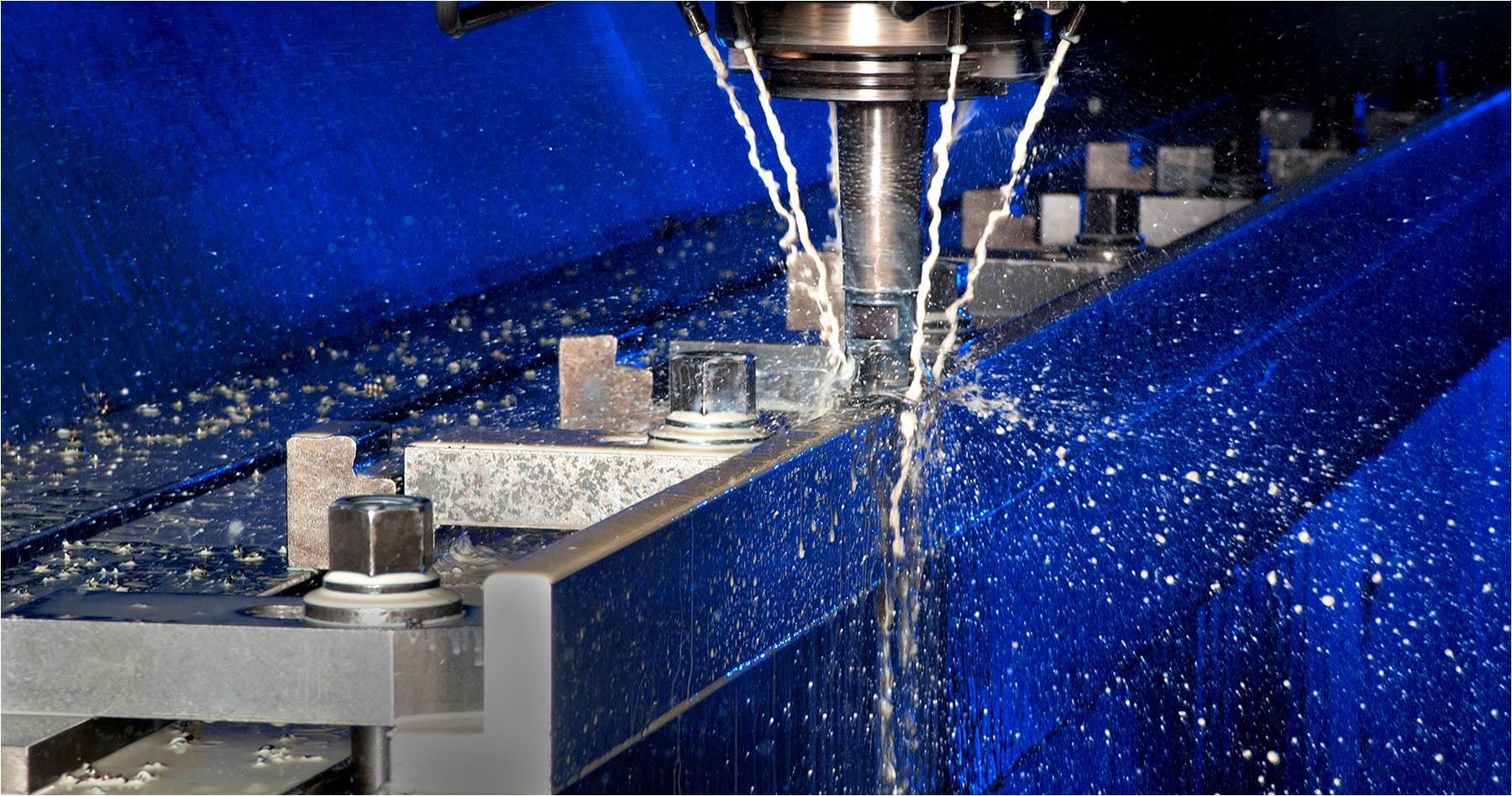  Industriefotografie. Dynamisches Fräsen in einer Dresdner Härterei. Aufwendiges Blitzsetup und fotografiert mit digitaler Kleinbildtechnik. Copyright by Fotostudio Jörg Riethausen  