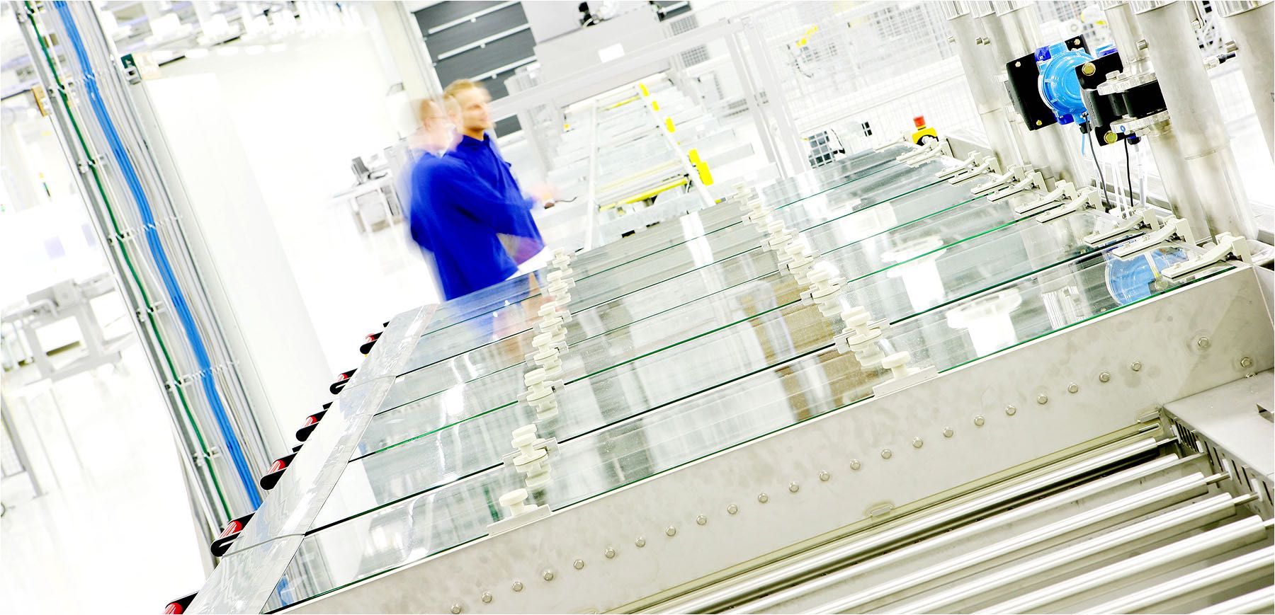  Industriefotografie. Solar Valley Sachsen. Blick ins innere der Solarpanel Erzeugung eines renomierten sächsischen Herstellers. Produktion unter nahezu Reinraum Bedingungen. Fotografiert mit Mittelformat Digital und vorhandenem Licht. Copyright by Fotostudio Jörg Riethausen 