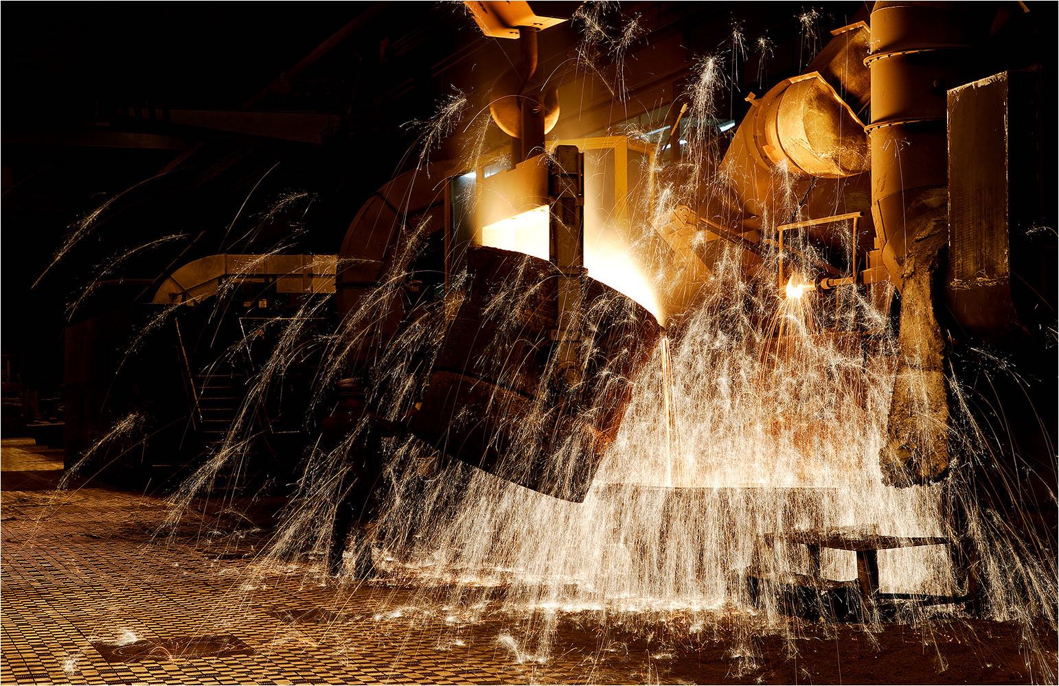  Industriefotografie. Spektakulärer Abstich bei Flender Guss in Chemnitz Wittgensdorf. Fotografiert bei vorhandenem Licht und digitaler Mittelformattechnik mit 60 Millionen Pixel Auflösung. Copyright by Fotostudio Jörg Riethausen  