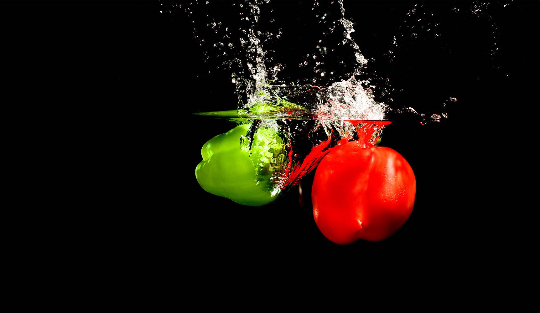  Food Fotografie. Paprika. Studiosetup unter Wasser mit digitaler Kleinbildtechnik fotogafiert mit 21 Mio Pixel Auflösung. Copyright by Fotostudio Jörg Riethausen 