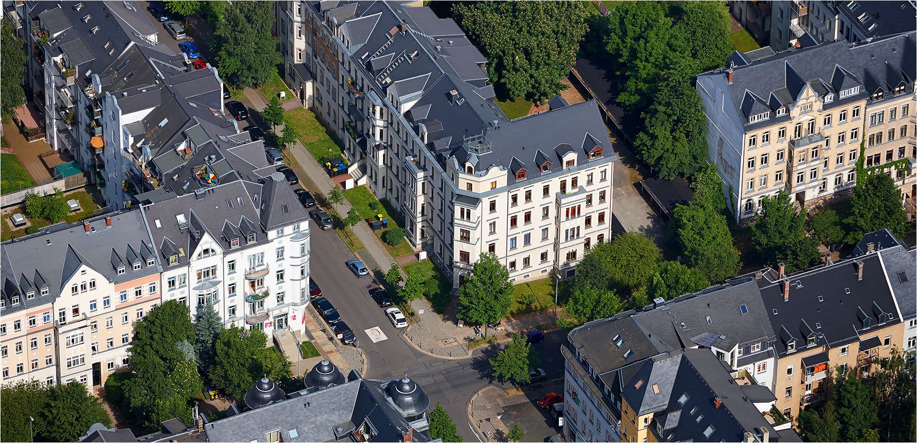  Luftbildfotografie. Saniertes Innenstadtviertel in Chemnitz aus der Vogelperspektive gesehen. Aufgenommen mit analog Kleinbildtechnik. Copyright by Fotostudio Jörg Riethausen 