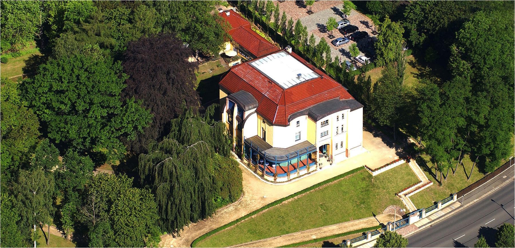  Luftbildfotografie. Die Villa Esche mit Restaurant, malerisch gelegen inmitten von Grün in der Innenstadt von Chemnitz aus der Luft betrachtet. Copyright by Fotostudio Jörg Riethausen 