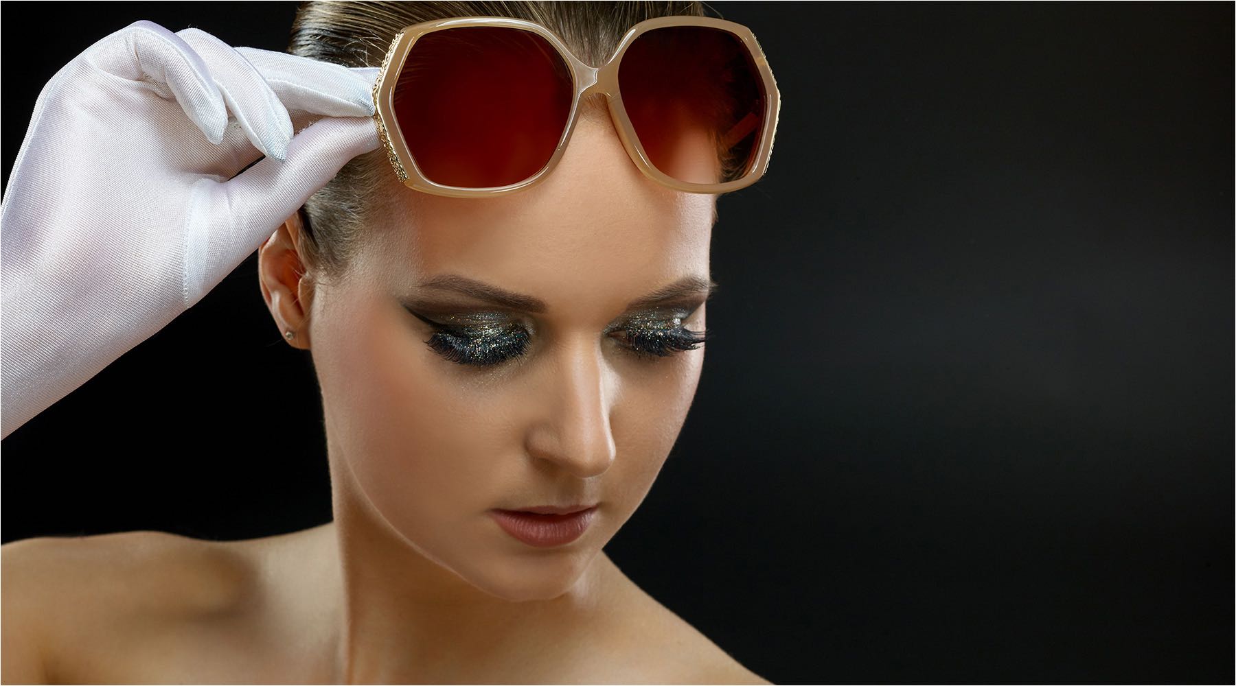 Porträtfotografie. Brillenshooting mit aufwendigem Makeup im Studio fotografiert. Model in weissen Handschuhen und Brille von Dolce & Gabbana. 