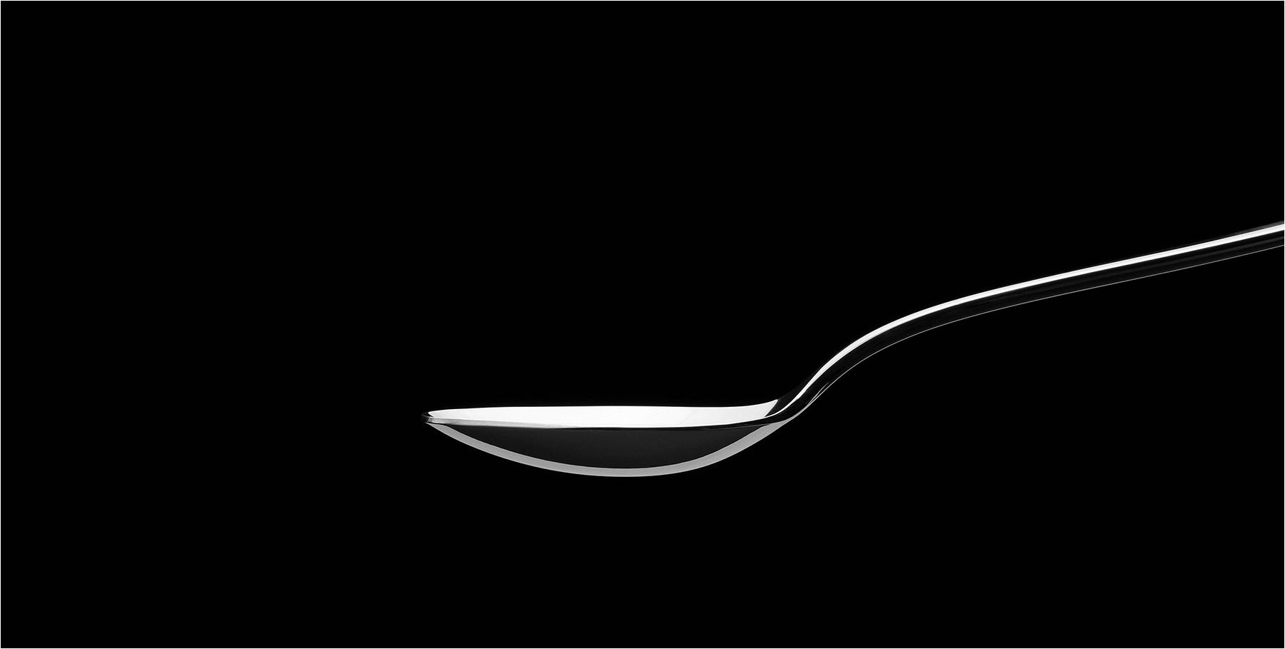  Produktfotografie. Reduziert auf das Wesentliche. Produktaufnahme vor schwarzem Hintergrund eines Löffels. Fotografiert im Studio mit Kleinbild Digital. Copyright by Fotostudio Jörg Riethausen 