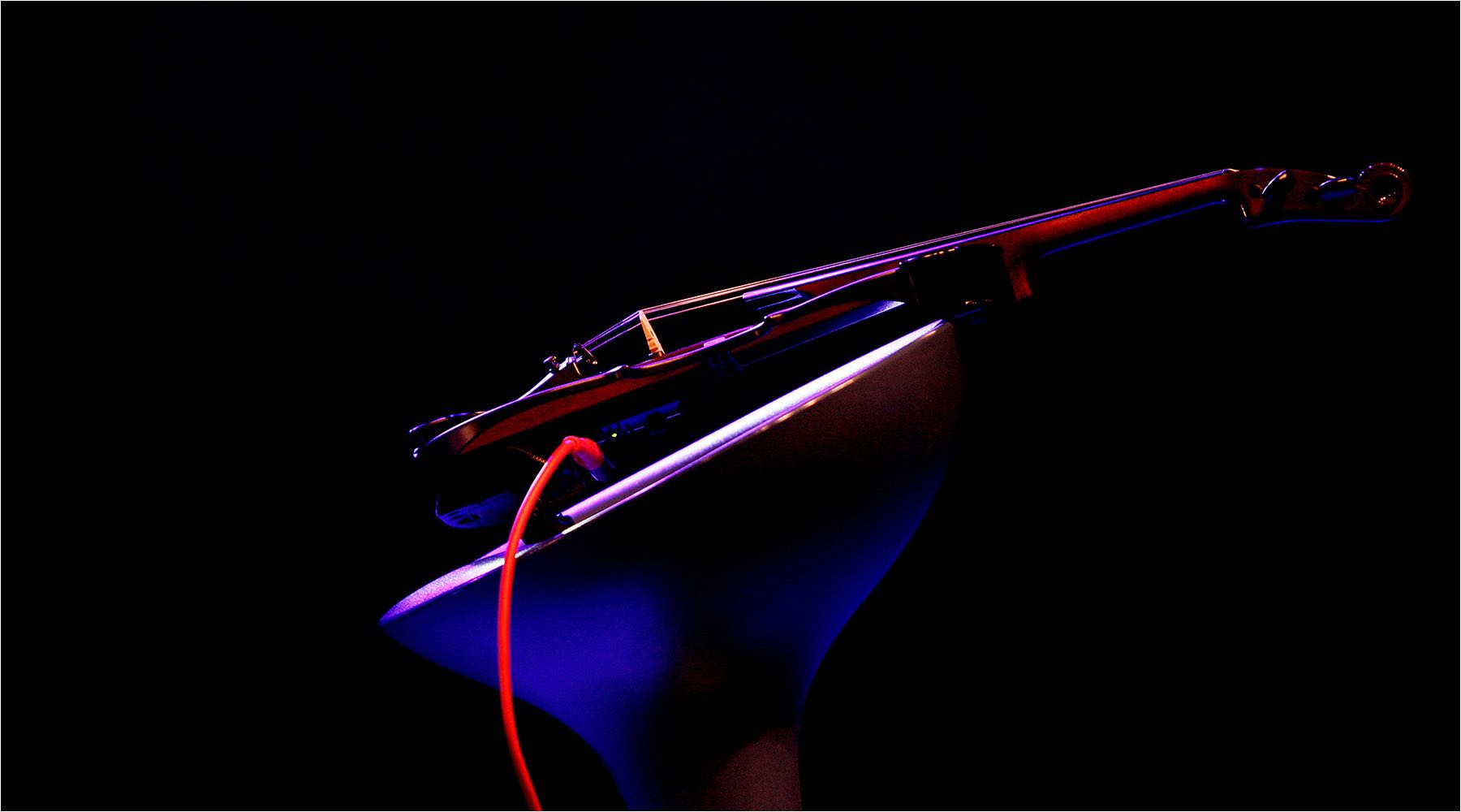  Produktfotografie. Konzeptstudie einer Meister Violine mit aufwendigem farbigen Lichtkonzept. Copyright by Fotostudio Jörg Riethausen 