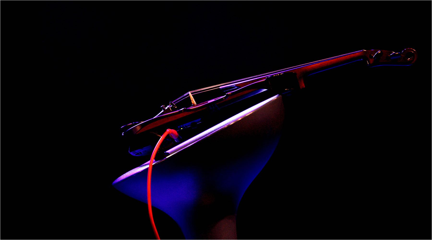  Produktfotografie. Konzeptstudie einer Meister Violine mit aufwendigem farbigen Lichtkonzept. Copyright by Fotostudio Jörg Riethausen 