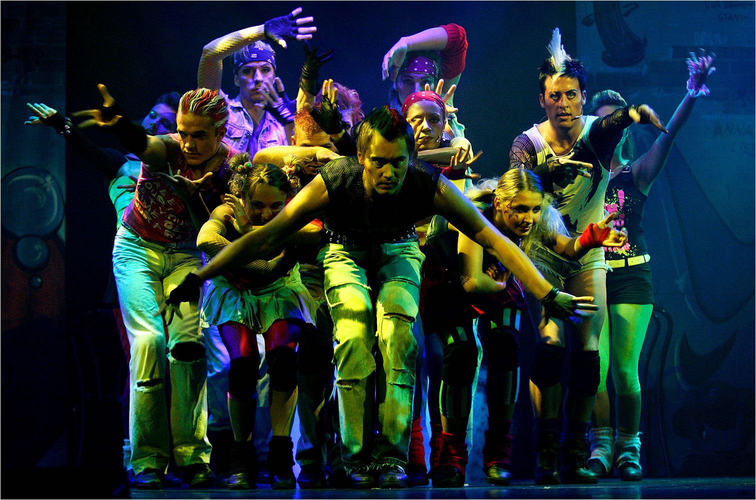  Reportagefotografie. AIDA Abschlussballett für die Reisenden einer Karibiktour. Available Light Fotografie mit digital Kleinbildkamera. Copyright by Fotostudio Jörg Riethausen 