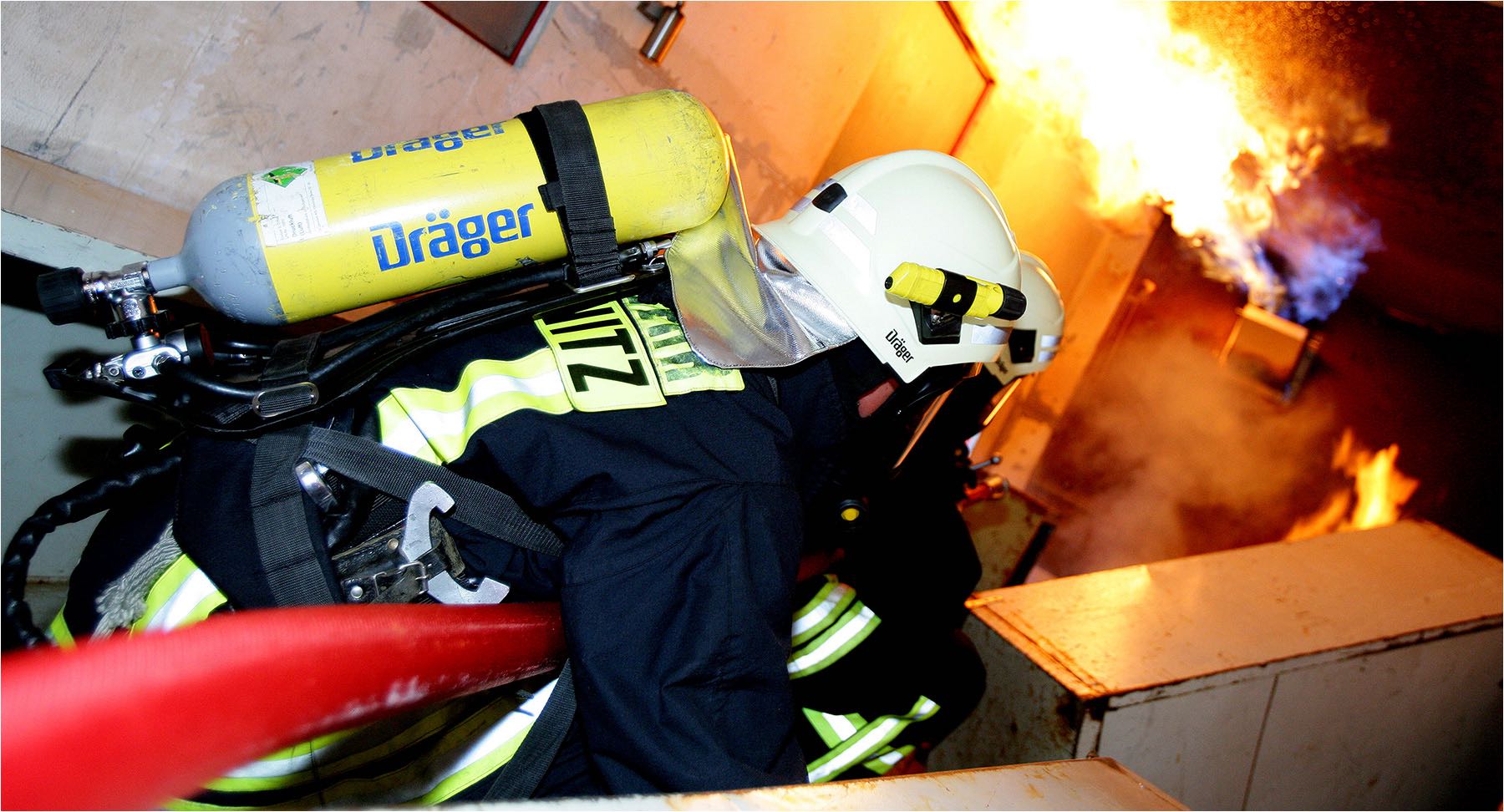  Reportagefotografie. Traningstag der Feuerwehr Chemnitz. Simulierter Einsatz eines Brandes fotografiert mit Reportageblitz und vorhandenem Licht. Copyright by Fotostudio Jörg Riethausen 