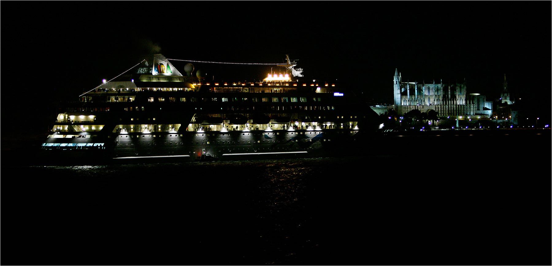  Reportagefotografie. Reportage AIDA während Ihrer Ankunft in Palma de Mallorca. Available Light Fotografie. Copyright by Fotostudio Jörg Riethausen 