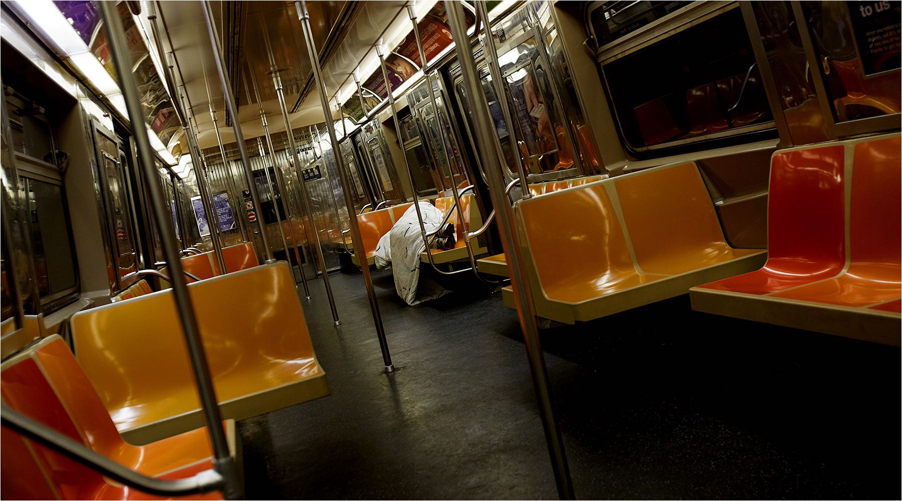  Reportagefotografie. Das Leben in New York. Obdachloser in der U-Bahn. On Location Digital Fotografie mit vorhandenem Licht. Copyright by Fotostudio Jörg Riethausen 