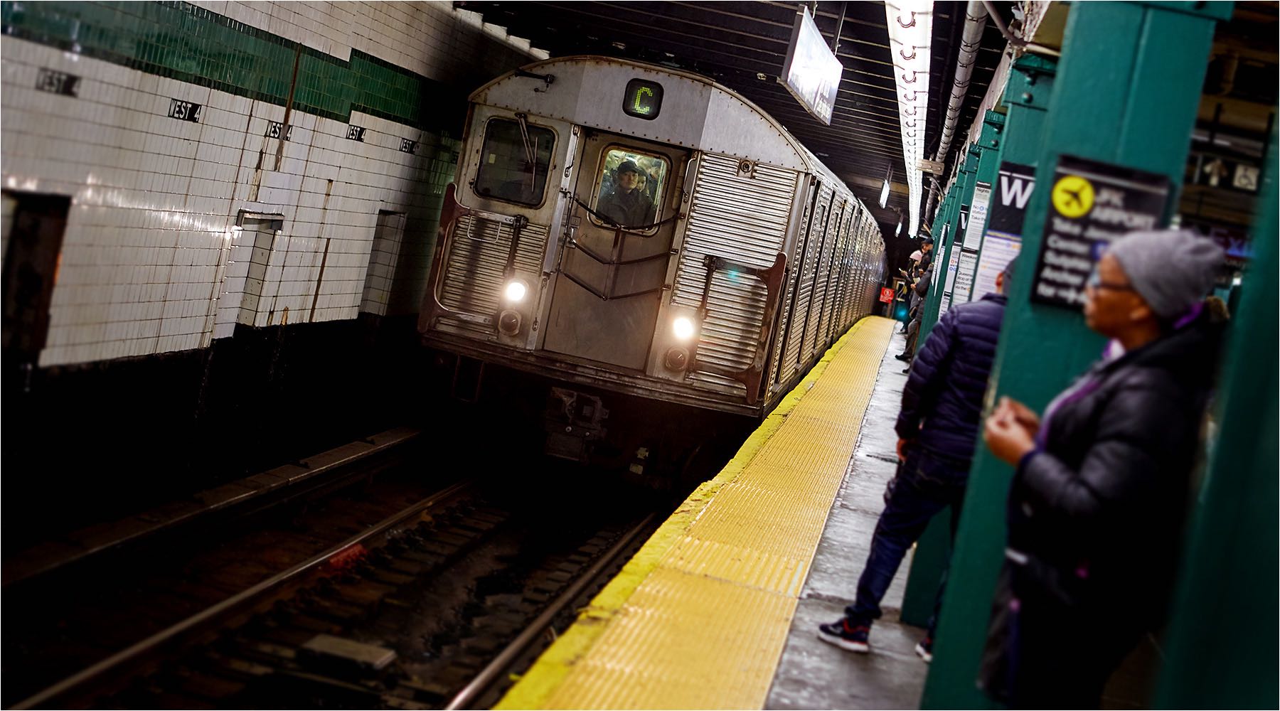  Reportagefotografie. Leben in New York City. U-Bahn Station Manhattan. On Location Fotografie mit vorhandenem Licht. Copyright by Fotostudio Jörg Riethausen 