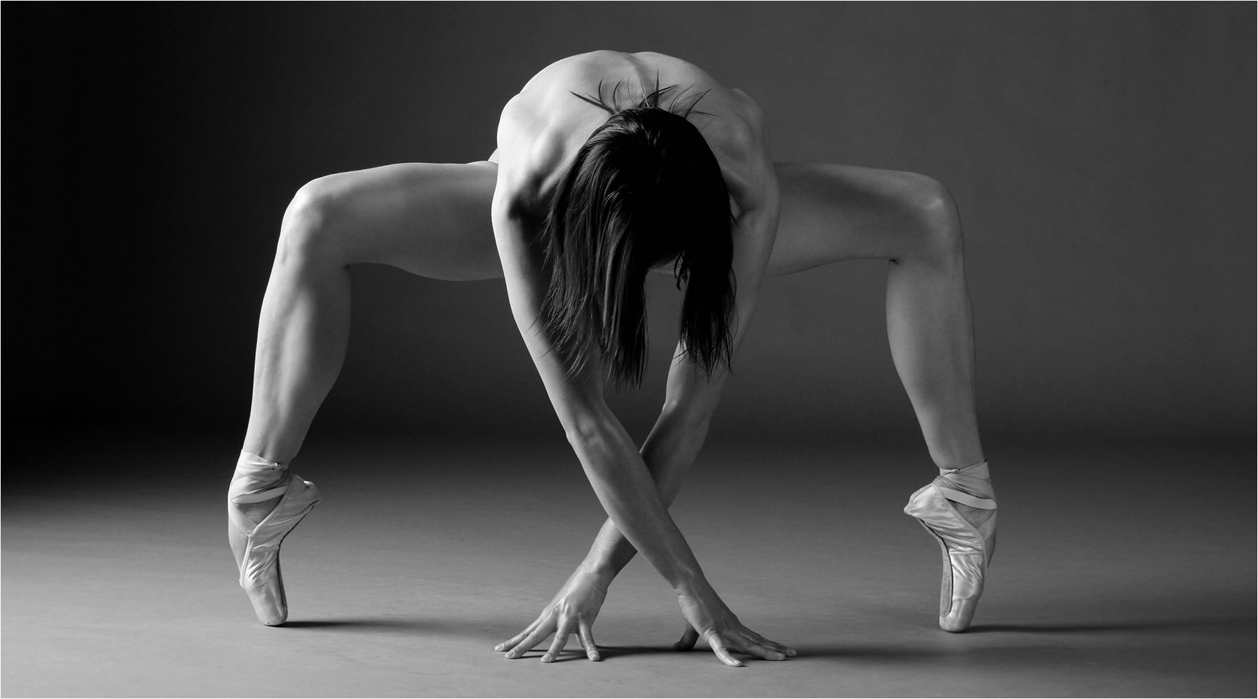  Tanzfotografie. Aussergewöhnliche Aktaufnahme einer Chemnitzer Tänzerin im Studio in Chemnitz. Fotografiert mit Kleinbild digital und Studioblitzanlage. Copyright by Fotostudio Jörg Riethausen 