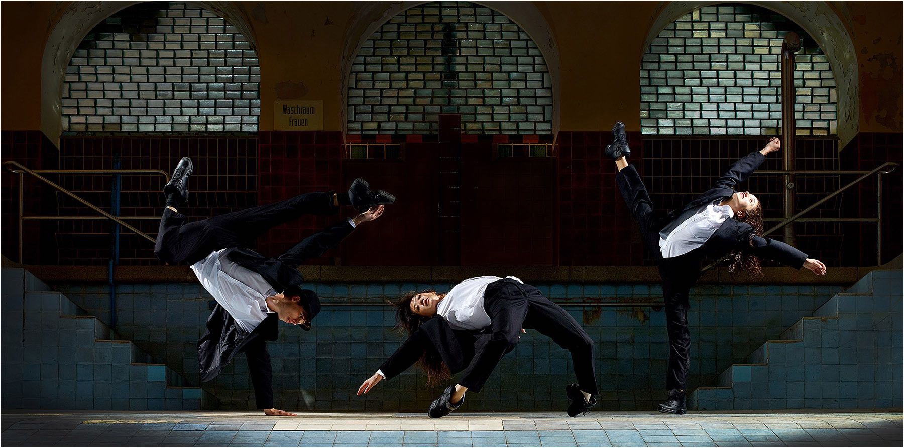  Tanzfotografie. Tänzer des Leipziger Balletts in einem Lost Place in Leipzig für den Image Tanzkalender der KSG Leiterplatten aus Gornsdorf. Fotografiert mit Studioblitzanlage und Mittelformat Digital. Copyright by Fotostudio Jörg Riethausen 