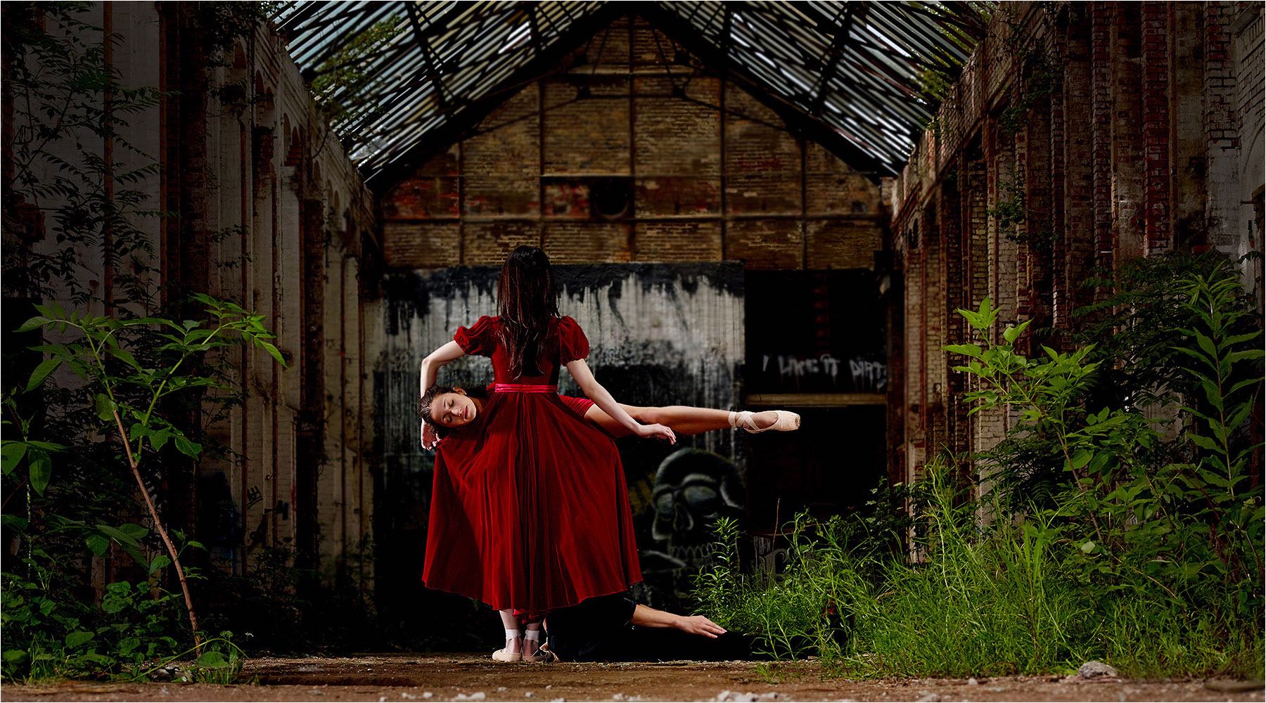  Tanzfotografie. Spannungsvolles Posing der Tänzer des Balletts Leipzig in einem Leipziger Lost Place. Aufgenommen mit digitaler Mittelformatkamera und Studioblitzanlage. Copyright by Fotostudio Jörg Riethausen 