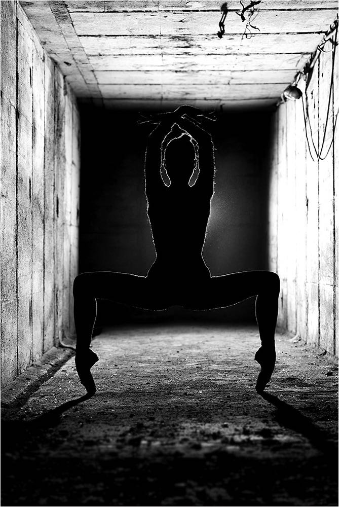  Tanzfotografie. LostPlace Shooting einer Tänzerin des Zwickauer Balletts als Low Key Gegenlicht Aufnahme in einem Beton Bunker. Fotografiert mit der mobilen Studioblitzanlage und 21 Mio Pixel Kleinbildtechnik. Copyright by Fotostudio Jörg Riethausen 