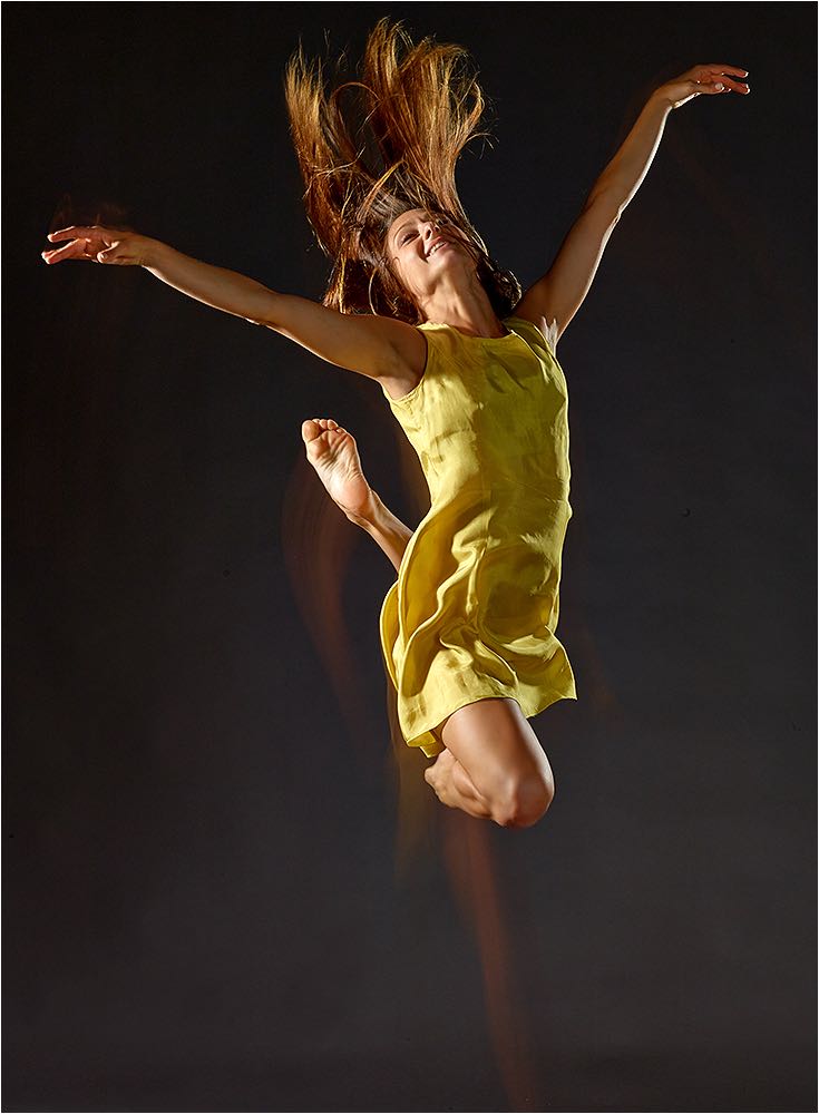  Tanzfotografie. Fliegende Pose einer Tänzerin des Chemnitzer Ballettes im Studio in Chemnitz. Weisser Hintergrund und Studioblitzanlage mit Mittelformat aufgenommen. Copyright by Fotostudio Jörg Riethausen 
