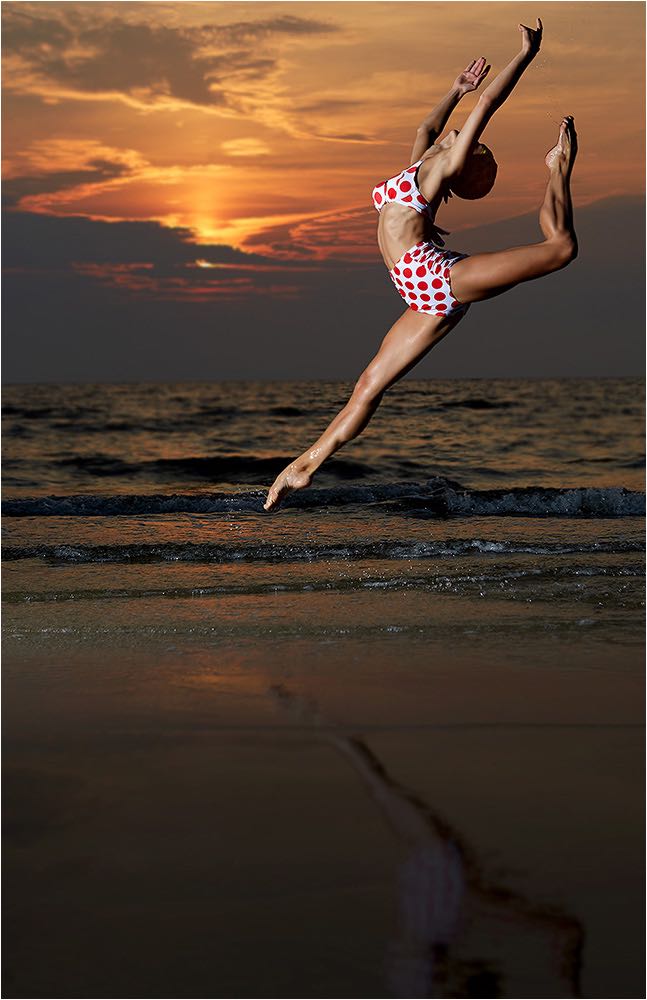  Tanzfotografie. Tanzshooting an der deutschen Ostseeküste im Retro Bikini vor untergehender Sonne. Mit mobiler Studioblitzanlage und 21 Mio Pixel Kleinbildtechnik aufgenommen. Copyright by Fotostudio Jörg Riethausen 