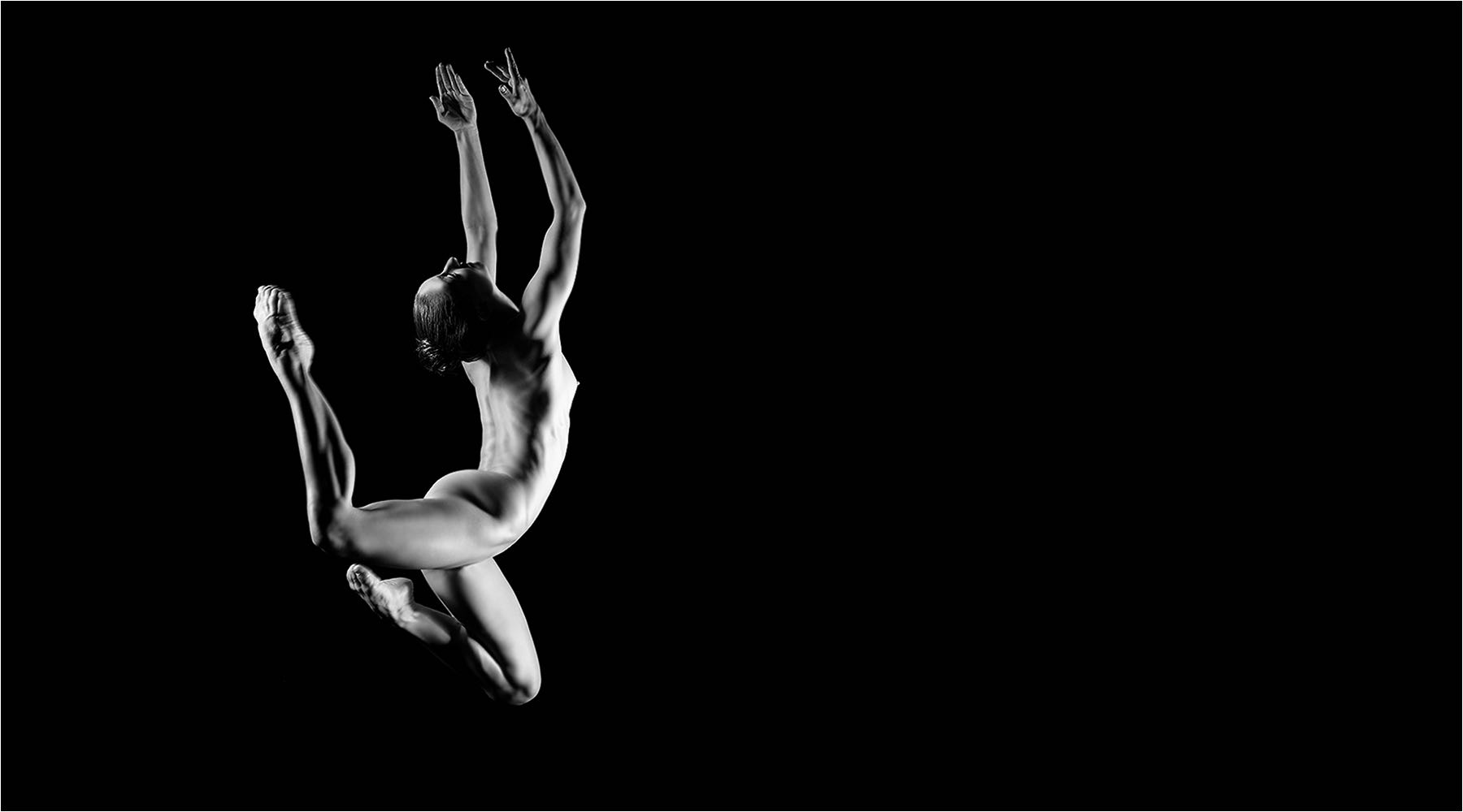  Tanzfotografie. Springende Tänzerin als Aktaufnahme im Studio vor schwarzem Hintergrund. Aufgenommen mit Mittelformattechnik und Studioblitzanlage. Copyright by Fotostudio Jörg Riethausen 