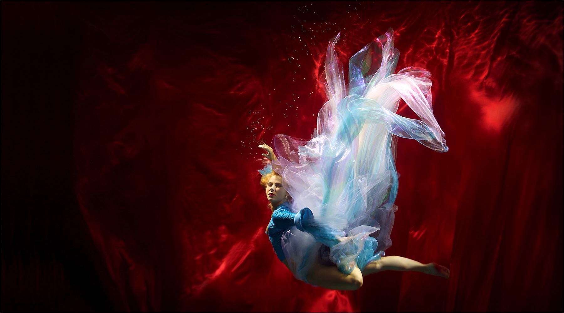  Tanzfotografie. Unterwasser Shooting mit einer Tänzerin des Chemnitzer Balletts im Designer Kleid. Aufgenommen Mit Nikon Underwater Technik und mobiler Studioblitzanlage. Copyright by Fotostudio Jörg Riethausen 