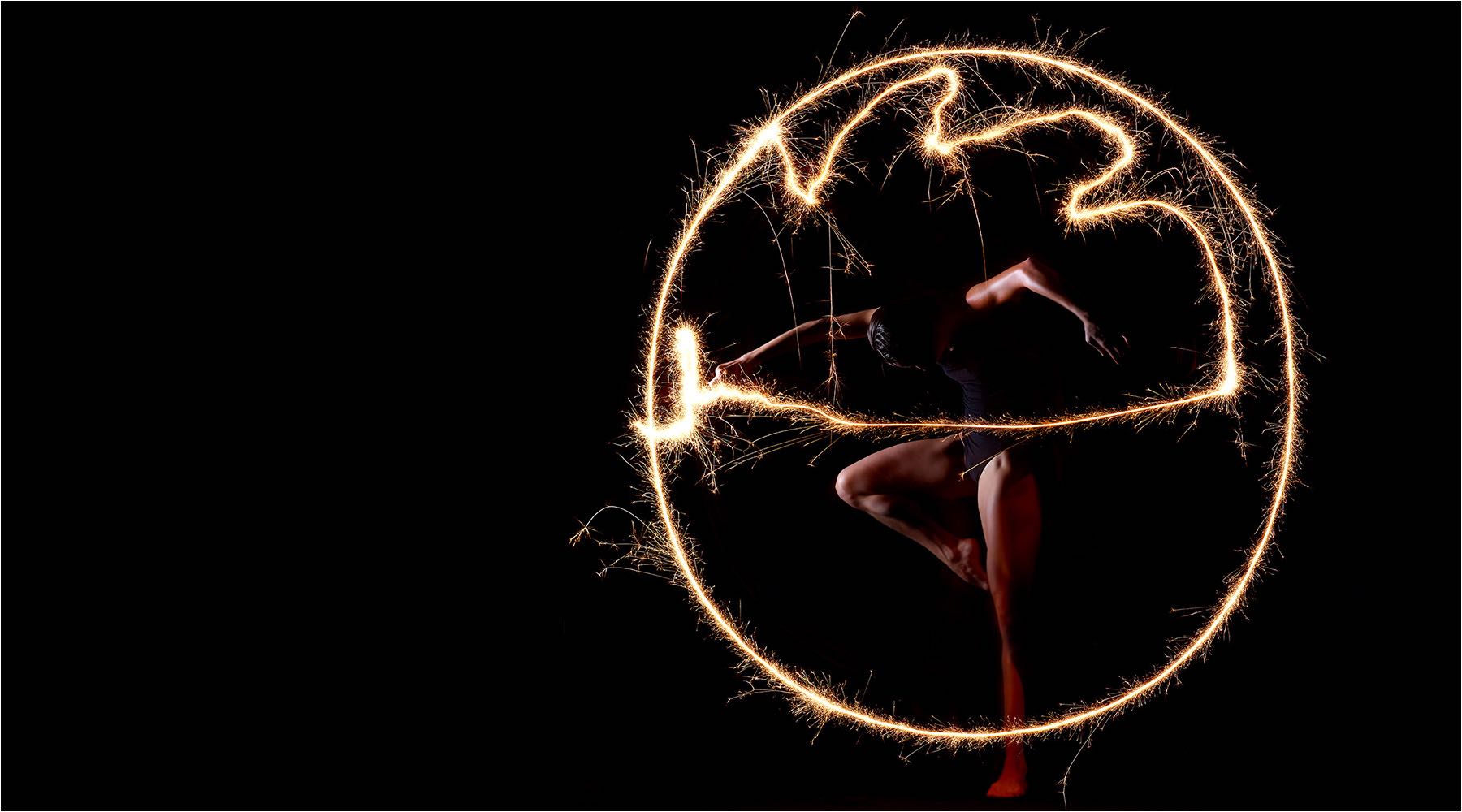  Tanzfotografie. Aufwendiges Tanzshooting mit Feuerwerkseffekt im Studio mit Studioblitzanlage und Mittelformat Kamera. Copyright by Fotostudio Jörg Riethausen 