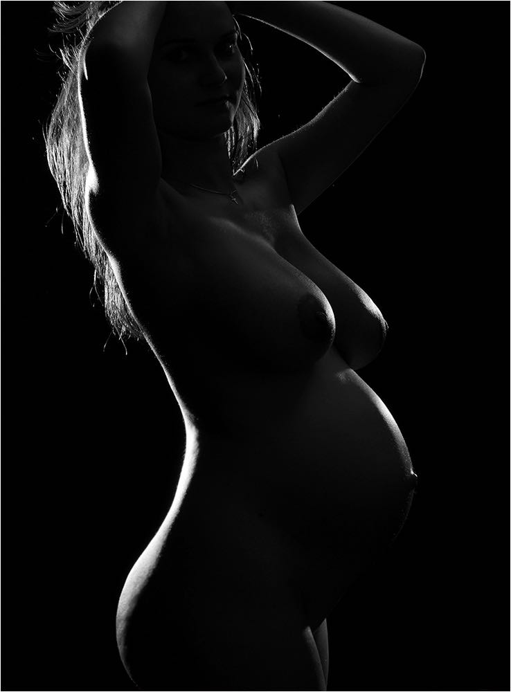  Schwangeren & Babyfotografie. Romantische Silhoutte einer schwangeren jungen Frau im Studio als LowKey. Sinnlicher Akt aufgenommen mit Kleinbild DSLR und Studioblitzanlage. Copyright by Fotostudio Jörg Riethausen 