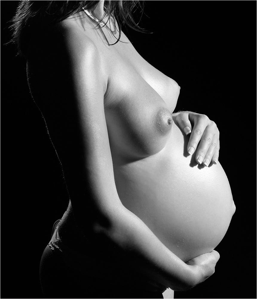  Schwangeren & Babyfotografie. Halbakt Szene einer schwangeren Frau im Studio fotografiert. Den Bauch verträumt in den Händen. Studioaufnahme mit digitaler Kleinbildtechnik. Copyright by Fotostudio Jörg Riethausen 