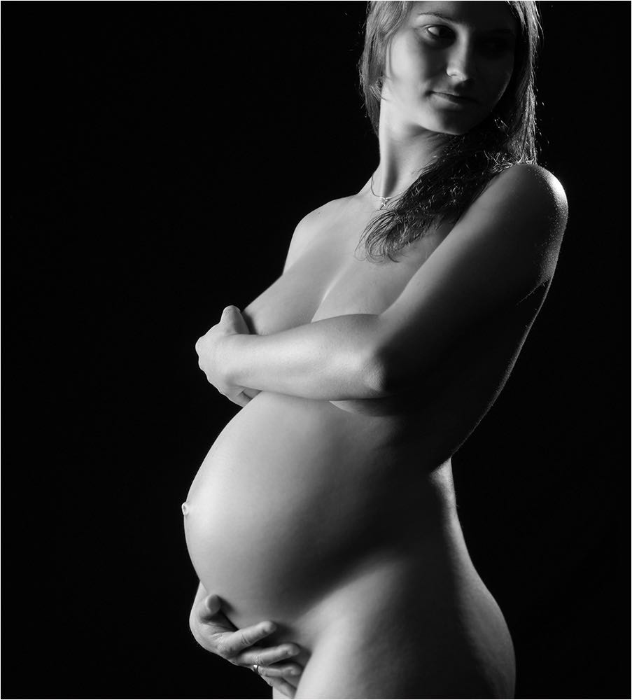  Schwangeren & Babyfotografie. Verdeckter Akt einer schwangeren Frau im Studio in Chemnitz. Aufgenommen mit Studioblitzanlage und digitaler Kleinbildkamera. Copyright by Fotostudio Jörg Riethausen 