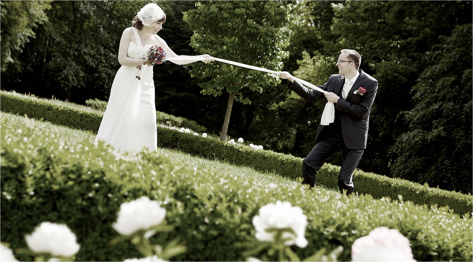 Hände und Füsse   Schwangeren & Babyfotografie. Portrait der kleinen zierlichen Kinderfüße in den Händen des Vaters. Aufgenommen im Studio mit Studioblitzanlage. Copyright by Fotostudio Jörg Riethausen
