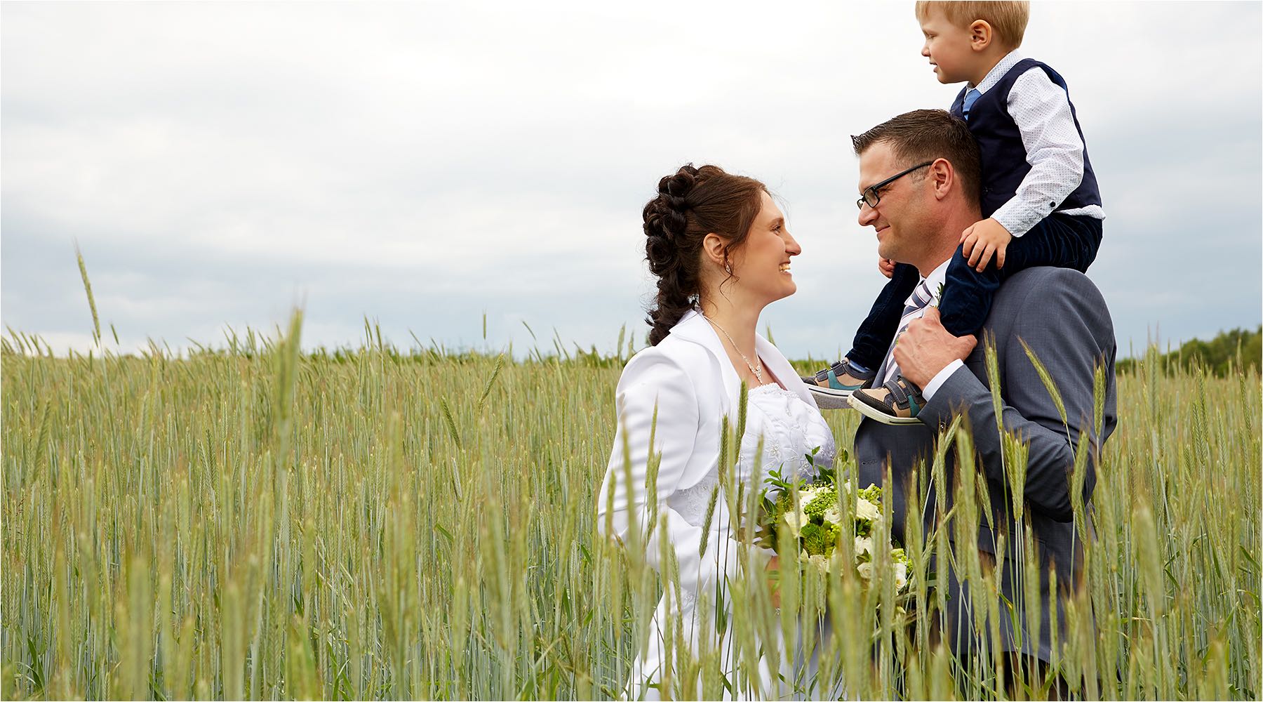  Dass Paar im Kornfeld. Ausnutzen der Saisonalen gegebenheiten während eines jeden Shootings. Available Light Fotografie mit Reportageblitz und Kleinbildkamera digital. Copyright by Fotostudio Jörg Riethausen 