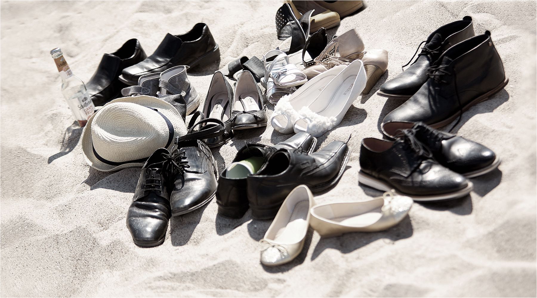 Sicher in meinen Händen   Schwangeren & Babyfotografie. Halbakt Szene einer schwangeren Frau im Studio fotografiert. Den Bauch verträumt in den Händen. Studioaufnahme mit digitaler Kleinbildtechnik. Copyright by Fotostudio Jörg Riethausen