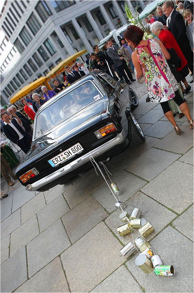  Die Gäste sind die Personen, die eine Hochzeit zu der Feier machen, die sie sein soll. Egal ob still und leise oder laut und lachend. Aufgenommen mit digitaler Kleinbildtechnik und vorhandenem Licht. Copyright by Fotostudio Jörg Riethausen 