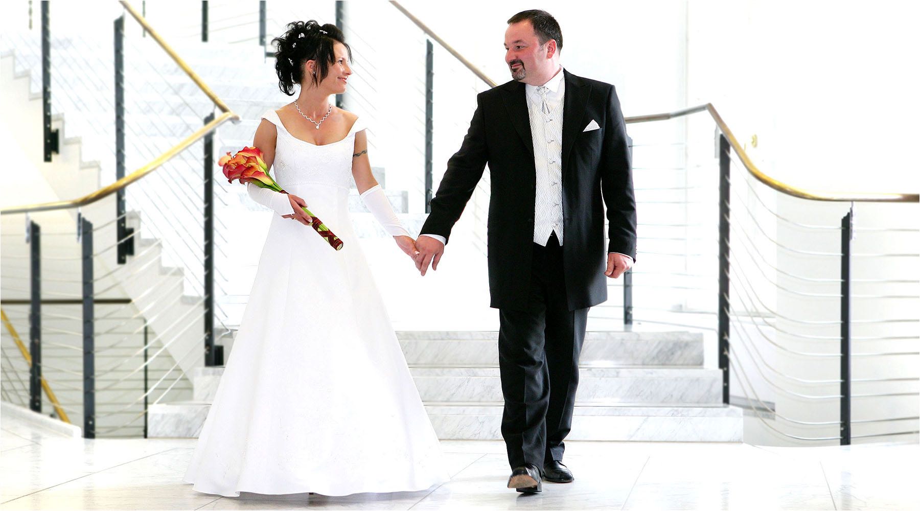 Sicher aufgehoben   Schwangeren & Babyfotografie. Wie eine wundervolle Landschaft wölbt sich das kleine Bäuchlein der jungen Mama. LowKey Fotografie im Studio. Copyright by Fotostudio Jörg Riethausen