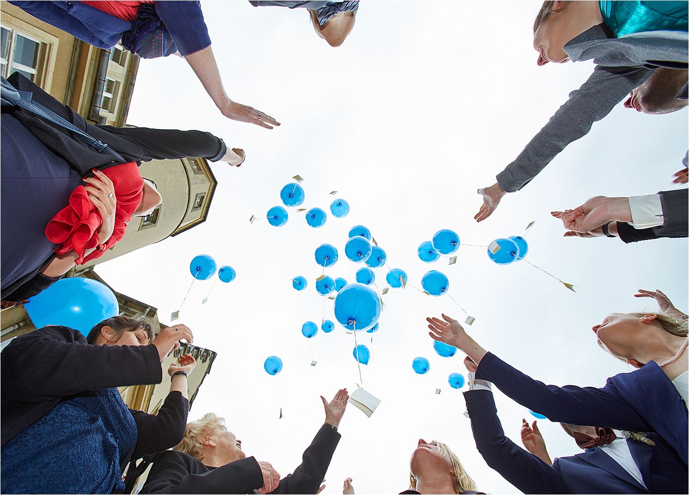  Die Reportagefotos. Eine schöne Tradition das Steigen lassen von Luftballons m,it Wünschen für das Paar. Available Light Fotografie mit Reportageblitz. Copyright by Fotostudio Jörg Riethausen 