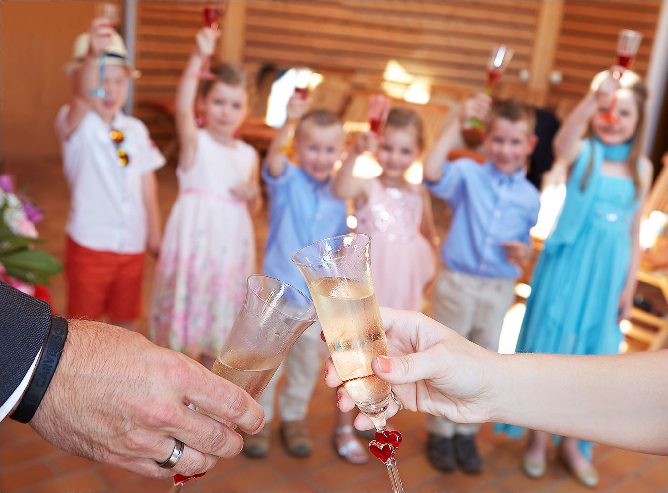  Das schönste bei einer Hochzeit sind die Kinder. Sie versüßen dem Paar den Tag. Die kinder stoßen auf das Brautpaar an. Available Light Fotografie mit Reportageblitz. Copyright by Fotostudio Jörg Riethausen 