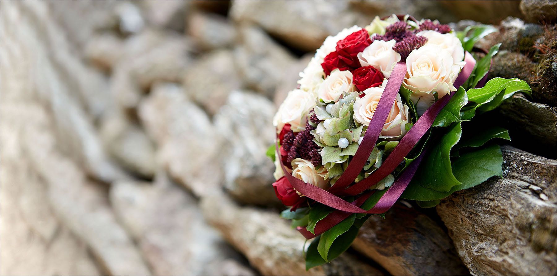 Wohlbehalten   Schwangeren & Babyfotografie. Aussergewöhnlich schöne LowKey Aufnahme als Kinderportrait in den Händen des Vaters. Geborgenheit pur. Aufgenommen mit digital Mittelformattechnik und Studioblitzanlage im Fotostudio Riethausen.  Copyright by Fotostudio Jörg Riethausen