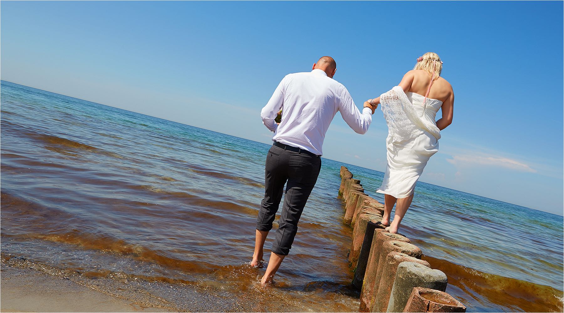  Reportagefotos ganz verträumt des Brautpaares an der deutschen Ostsee bei wunderschönem klaren Wetter. Copyright by Fotostudio Jörg Riethausen 