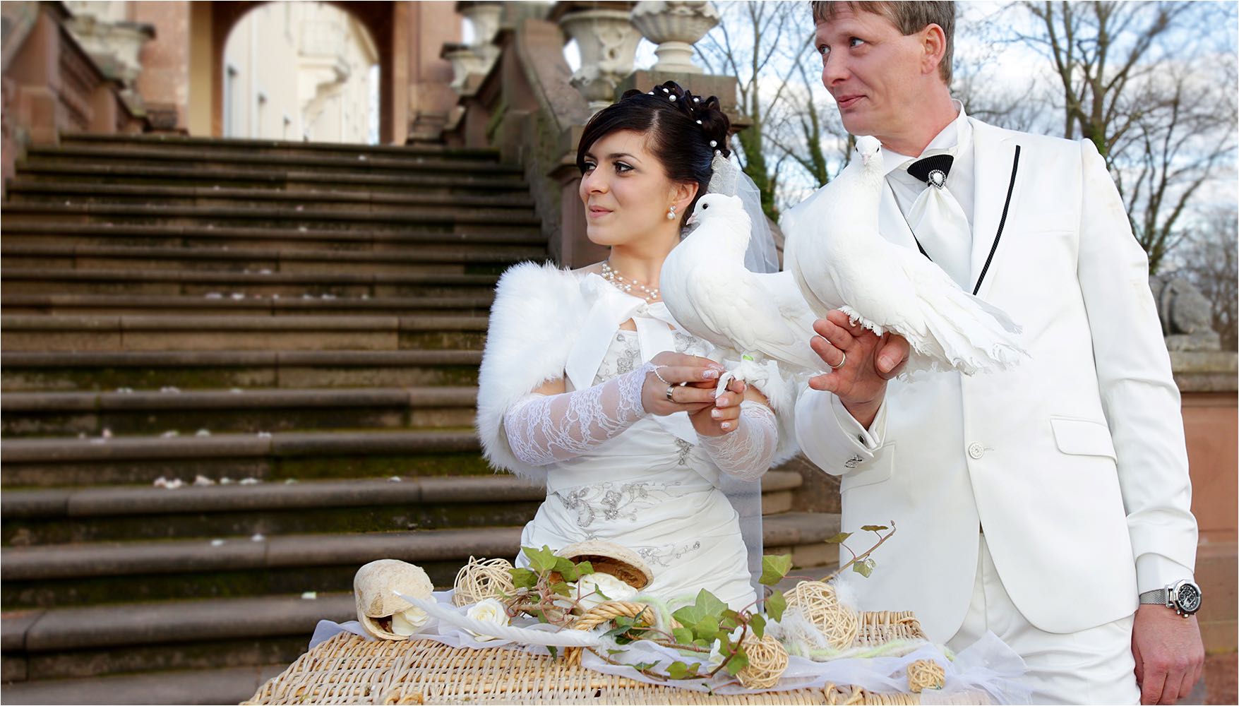  Eine schöne Tradition für da Paar ist dass fliegen lassen von weisen Tauben. Hier im Schloss Lichtenwalde. Aufnahme mit vorhandenem Licht und digitaler Kleinbildkamera. Copyright by Fotostudio Jörg Riethausen 