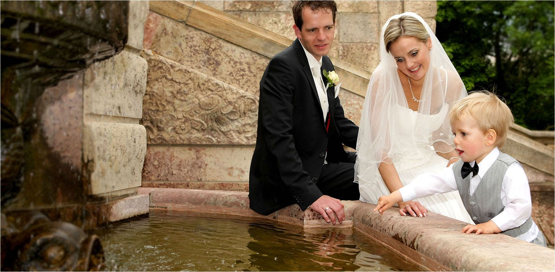  Das eigene Kind bei der Hochzeit ist ein weiteres tolles Geschenk. Gut in Szene gesetzt. Fotografiert mit Reportageblitzgerät und digitaler Kleinbildkamera mit 18 Mio Pixel Auflösung. Copyright by Fotostudio Jörg Riethausen 